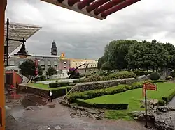 Jardín frente al centro de convenciones.