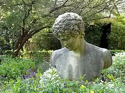 Busto en el jardín.