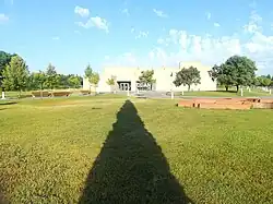 Jardines del CDAN, con la entrada al museo en el fondo