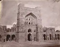La mezquita Atala (terminada en 1408), con su alto pishtaq que cubre la cúpula detrás de ella, representa el estilo provincial de Jaunpur (Uttar Pradesh, norte de la India), desarrollado a partir del estilo tughlaq.