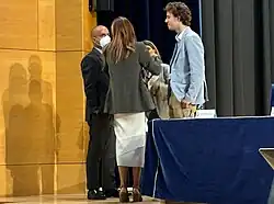 Javier Ramos López (izquierda), dialogando con los miembros de la Mesa regente de Claustro Universitario durante la última sesión que presidió, en sesión ordinaria de el 1 de octubre de 2024