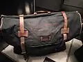 Bolsa de civil estadounidense, con la inscripción "Jean Gabin Moncorgé Número militar:22550, Fuerzas Navales Francesas Libres. F.N.F.L., 1943