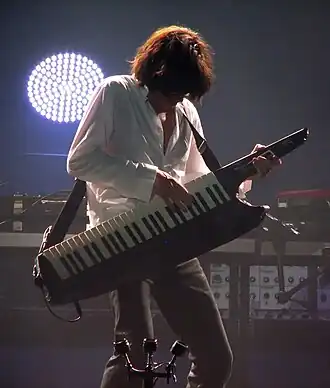 Jean-Michel Jarre también colaboró usando sintetizadores, también es uno de los escritores.