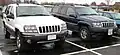 Grand Cherokee WJ Pre-Facelift (derecha) y facelift (izquierda)