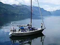 Un velero explora el tramo Princesa Real del Jervis Inlet.