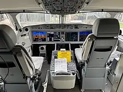 EICAS de un Airbus A220 al centro