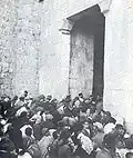 Jerosolimitanos judíos obligados a evacuar la Ciudad Vieja de Jerusalén a través de la Puerta de Sion en mayo de 1948