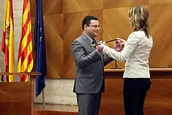 Investidura de un alcalde en España, al recibir la vara.