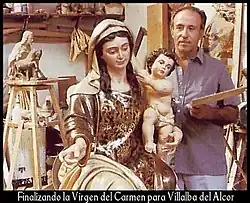 Moreno Daza en su taller con la Virgen del Carmen de Villalba del Alcor.
