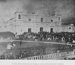 Llegada del sepelio a la Iglesia de Santo Domingo.[26]​
