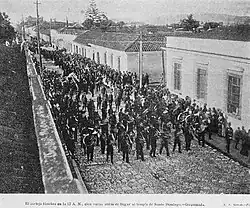 Paso de la Banda Marcial, aproximándose a la Iglesia de Santo Domingo[25]​