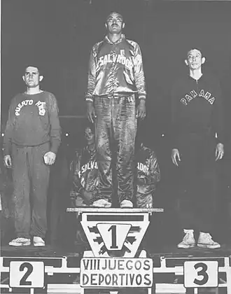 José Adolfo Pineda en la premiación del 1°, 2° y 3° lugar en la competencia de baloncesto masculino, siendo El Salvador campeón en esta categoría en los Juegos Centroamericanos y el Caribe 1959.