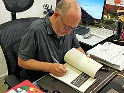 José Antonio Calvo firmando ejemplares de su obra en la librería de la editorial madrileña Nuevo Nueve