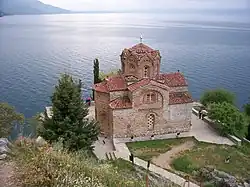 Iglesia de San Juan Kaneo (ca. siglo XIII), en Ohrid, Macedonia del Norte, es una típica iglesia ortodoxa bizantina con cúpula con planta en en forma de cruz