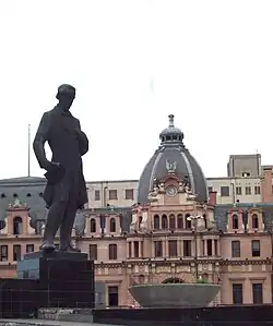 Monumento a Alberdi.