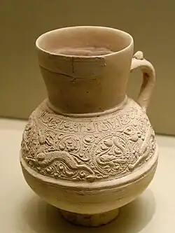 Jarra decorada con relieves animalísticos procedente de Siria (siglo&nbsp;XIII)