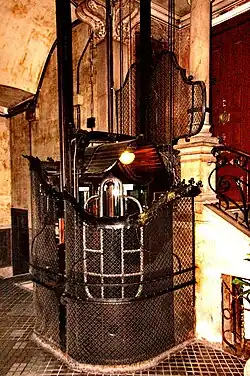 Casa Farreras (Casa Iglesias), vestíbulo con ascensor de Josep Maria Jujol