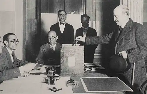 Julio Argentino Roca (hijo) votando.