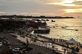 Vista del KK waterfront al ponerse el sol