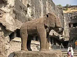 Un elefante tallado en la roca.