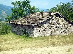 Casa de piedra tradicional en Serbia
