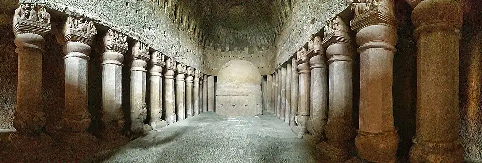Vista del salón de la gran cueva Chaitya. Una imitación ligeramente tardía de la gran cueva Chaitya de las cuevas de Karla.[13]​