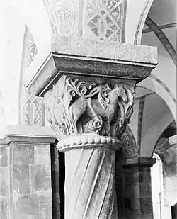 Capitel en la cripta