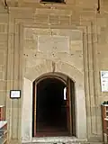 La puerta de entrada de la mezquita y su inscripción.