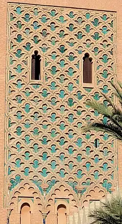 Variación del motivo sebka con forma de trébol en el alminar de la Mezquita de la Kasbah en Marrakech, Marruecos (finales del siglo&nbsp;XII)