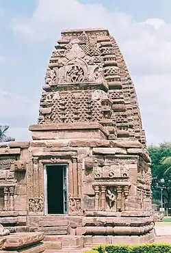La decoración del templo Kasivisvanatha del siglo&nbsp;IX en Pattadakal incluye gavakshas en varias formas.
