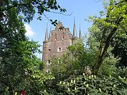 Gemert: Castillo. Construcción de 1740 en estilo clasicista sobre una construcción anterior.[3]​