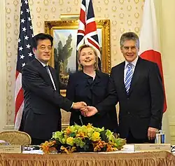 Stephen Smith (derecha) se reúne con Hillary Rodham Clinton (centro) y Katsuya Okada (izquierda) en el Hotel Waldorf-Astoria el 21 de septiembre de 2009.