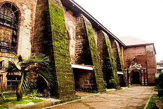 Contrafuetes en la Iglesia de Santa Magdalena (Cavite)