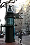 Una columna Morris en la intersección de Kearny Street y Market Street, San Francisco (Estados Unidos)