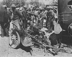 el chasis casi destruido de la camioneta Ford de Kehoe, rodeado de curiosos