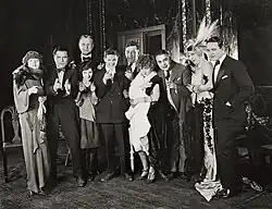 De izq. a der. : Betty Compson, Bert Lytell, Charles Ogle, May McAvoy, Gareth Hughes, Walter Long, Kathleen Clifford, Jed Prouty, Mayme Kelso y Robert Agnew, en Kick In (1922)