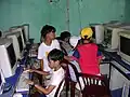 Niños jugando a videojuegos en un cyberclub o establecimiento similar (2005).