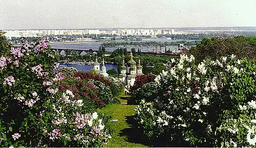 Jardín Botánico Nacional de Kiev junto al Monasterio de Výdubychi al fondo