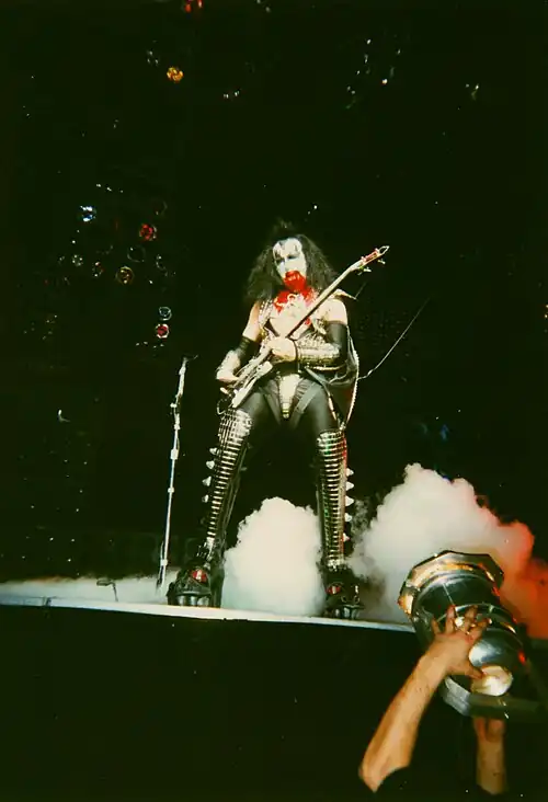 Simmons tocando «God of Thunder» en París, en 1996.