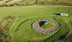 Foto aérea del cairn y del henge que conforman Cairnpapple Hill.