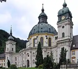 Monasterio de Ettal, arquitecto Enrico Zuccalli (arquitecto suizo-italiano radicado en Múnich), decoración interior de Josef Schmutzer (escuela de Wessobrunn de estuquistas) y Johann Baptist Straub.