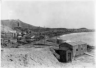 La garita de la parada antes de entrar al muelle YPF. Nótese la vía con una buena curva rumbo norte