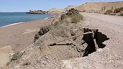 Restos de las vías expuestos tras un temporal. Se localizan pasando los talleres de YPF rumbo estación Talleres, las mismas fueron sepultadas bajo tierra para darle firmeza al talud que hoy es da paso a vehículos automotores.