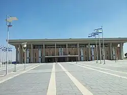 La entrada principal al edificio