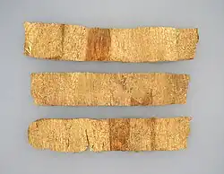 Tres láminas de oro.