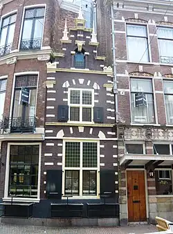 Fachada sin puerta del Vergulde Druif, Haarlem, de Lieven de Key (que también construyó el Stadhuis de Leiden).