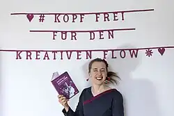 Mujer mostrando un libro