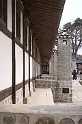 La presencia de gulttuk o chimenea es una característica única de la arquitectura coreana que raramente se encuentra en sus otras contrapartes asiáticas.
