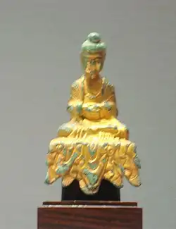 Buda sentado, Goguryeo, segunda mitad del siglo&nbsp;VI. Bronce dorado, altura 8,8 cm. Museo Nacional de Corea.