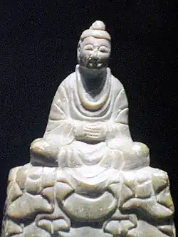 Buda sentado, Baekje, segunda mitad del siglo&nbsp;VI. Piedra de jabón, altura 13,5 cm. Museo Nacional de Buyeo. Tesoro n.º 329.
